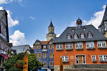 Obraz premium Rathaus von Idstein mit Hexenturm im Hintergrund