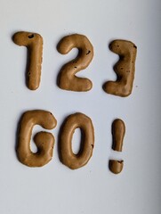 Worte und buchstaben aus karamell keksen 1. 2. 3. Go!