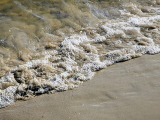 Eine Welle rollt an den Strand