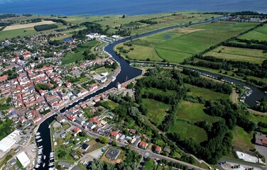 Seebad Ueckermünde, Draufsicht mit Uecker, Stadthafen, Lagunenstadt und Köhnschem Kanal 2024