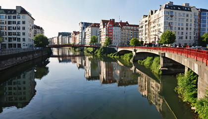 Obraz premium Vue Urbain d'une Rivière et de Ses Immeubles