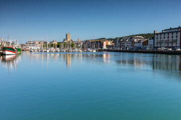 Fototapeta premium Le centre ville avec le port de Fécamp en France
