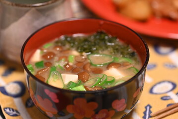なめことワカメの味噌汁