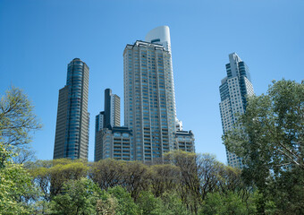 Fototapeta premium large building is in the background of a park with trees