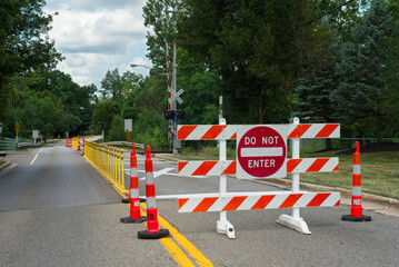 A road closure sign alerting driver to construction ahead that closes half of the road