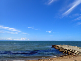 夏の海水平線と青い夏空に浮かぶ白い雲