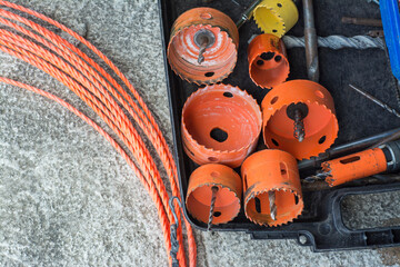 fondo detalle de herramientas de taladros, de color naranja.