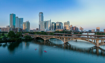 Naklejka premium South Lamar Boulevard bridge crossing Colorado River into downtown Austin. People are kayaking on the river. Texas, United States.