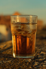 Copa de vermut en colorido atardecer