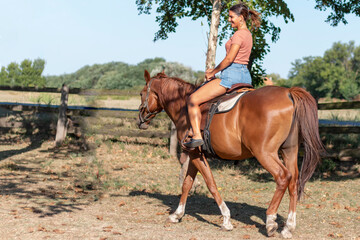 Obraz premium A woman riding a horse on the ranch