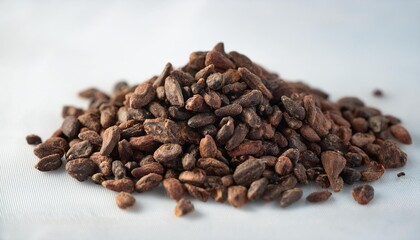 Fototapeta premium Semillas de cacao sobre una mesa blanca