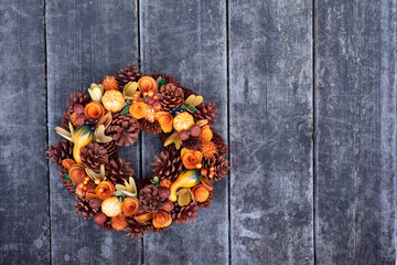 ウッドデッキに置かれたハロウィンリース