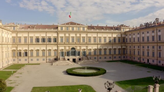 Monza Villa reale ripresa con drone partendo vicino alla fontana per arrivare fino al parco.
Monza Royal Villa shot with a drone starting near the fountain and reaching the park.