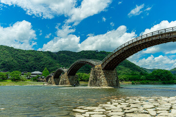 錦川にかかる木造アーチの錦帯橋