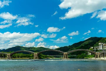 錦川にかかる木造アーチの錦帯橋