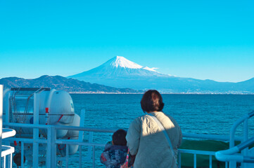 駿河湾の船上から富士山を眺める