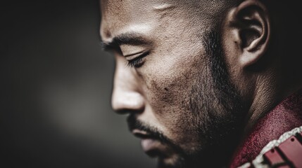 Obraz premium a profile portrait of a sternlooking samurai in traditional armor symbolizing strength and discipline suitable for campaigns promoting leadership determination and precision
