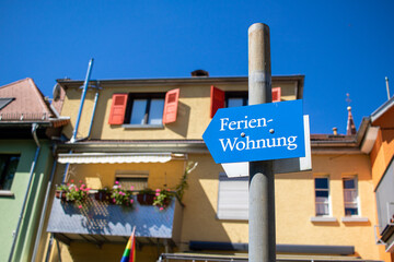 Wegweiser mit der Aufschrift 