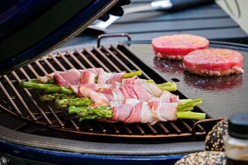 grilled asparagus with bacon on grill