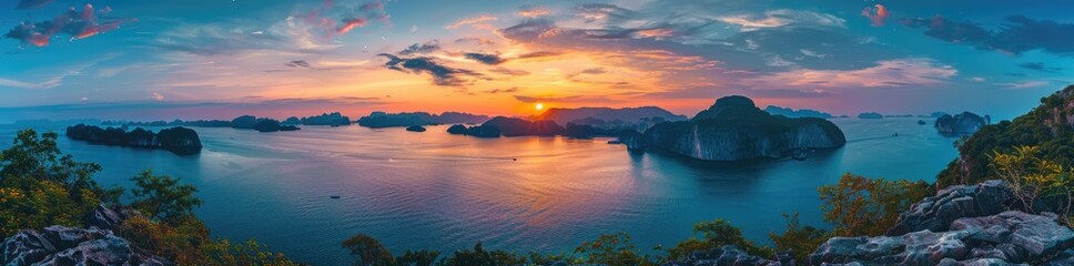 Obraz premium Sunset Panorama of Halong Bay, Vietnam