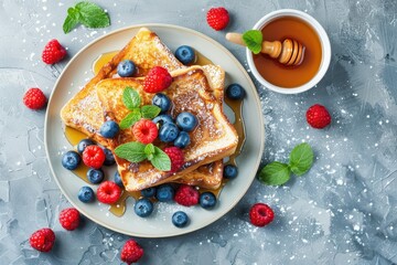 Obraz premium Top view of French toast with berries and syrup