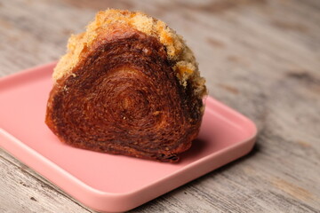 Cromboloni or New York Roll is a combination of two pastries, namely croissants and bomboloni. Croissants, multi-layered pastries made of butter and fat. Bomboloni, Italian donuts without holes.