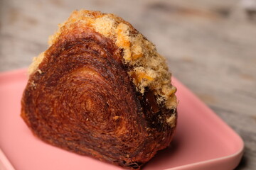 Cromboloni or New York Roll is a combination of two pastries, namely croissants and bomboloni. Croissants, multi-layered pastries made of butter and fat. Bomboloni, Italian donuts without holes.