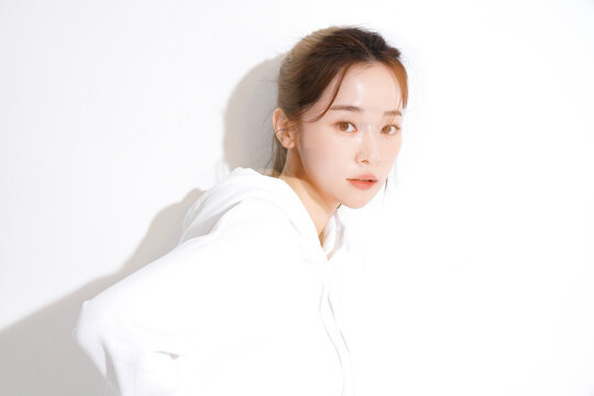 ブレの演出をしたスポーティなファッションをした若い女性のスタイリッシュなポートレート