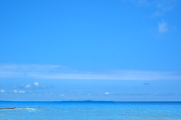 Fototapeta premium 沖縄の青い海に浮かぶ平らな島影 