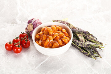 White beans in tomato sauce
