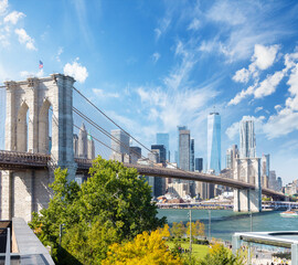 Naklejka premium Brooklyn bridge and Manhattan skyscrapers