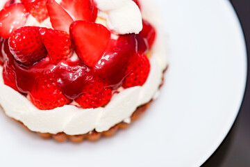 ストロベリー タルト ケーキ の イチゴ が 美味しそう 【 季節 の フルーツ ケーキ 】