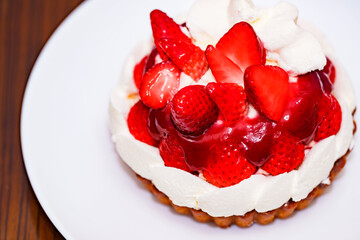 ストロベリー タルト ケーキ の イチゴ が 美味しそう 【 季節 の フルーツ ケーキ 】
