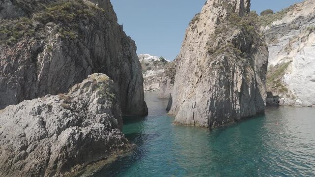 La costa dell'Isola di Ponza. I Faraglioni della Madonna. Italia, Mediterraneo. 
Ripresa Aerea della costa frastagliata dell'isola di Ponza, con le sue acque cristalline. DLog. no Color