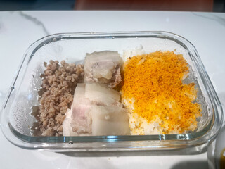 Children's rice portion with rice, sliced ​​boiled meat, stir-fried minced meat, and pork floss on top of rice