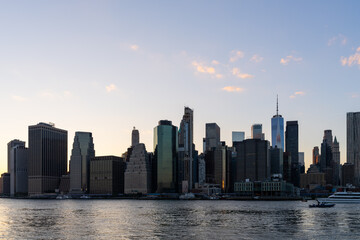 Naklejka premium New York City skyline at sunset with waterfront view.