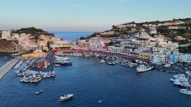 Il porto dell'Isola di Ponza, con le case colorate. Italia, Mediterraneo. 
ripresa Aerea del porto e del borgo marinaro di Ponza, famosa meta turistica per la sua acqua trasparente.