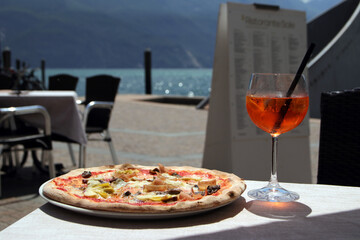 pizza und aperol spritz am gradasee