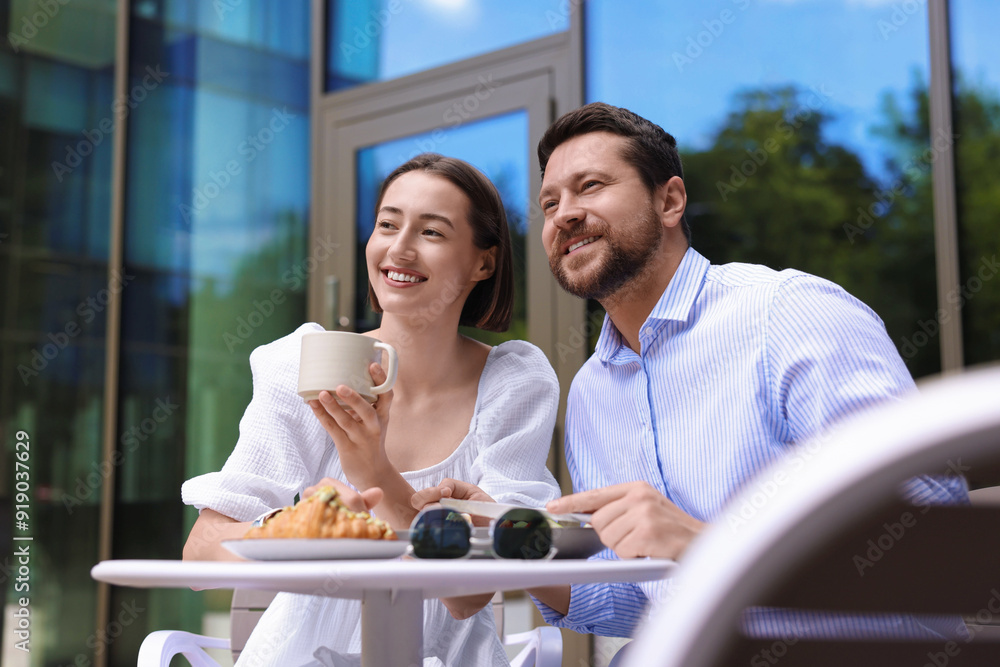 Canvas Prints Happy couple having breakfast in outdoor cafe