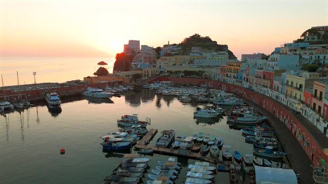 Il porto dell'Isola di Ponza, all'alba di serena mattina di agosto. Italia, Mediterraneo. 
Vista Aerea del porto e del borgo marinaro di Ponza, meta turistica mondana, famosa per la sua costa