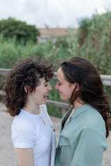 Obraz premium Lesbian couple interacting on bridge in daytime