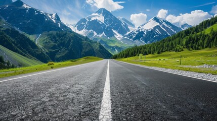 Naklejka premium A long road with a mountain range in the background