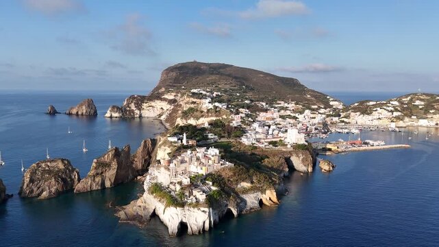Meraviglioso panorama dell'Isola di Ponza in una mattina di agosto. Italia, Mediterraneo. 
Vista Aerea con drone di Ponza, l'isola mondana pi&ugrave; bella d'Italia. Ponza Mare, estate, vacanza, 

