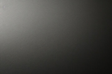 マットグレーの滑らかなプラスチックの表面に細かい質感があり、右側にビネットが付いています。絶妙なテクスチャ背景、柔らかい空白の背景	