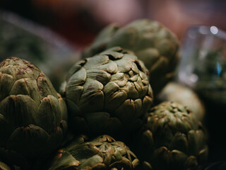 Obraz premium artichokes on a wooden background