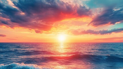 Obraz premium Breathtaking Sunset Over the Ocean with Dramatic Clouds 