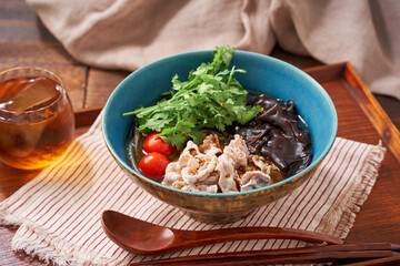 春雨の麺に豚肉とキクラゲなどをトッピングした麻辣湯
