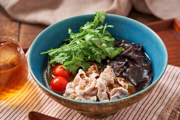 春雨の麺に豚肉とキクラゲなどをトッピングした麻辣湯