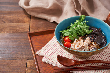 春雨の麺に豚肉とキクラゲなどをトッピングした麻辣湯