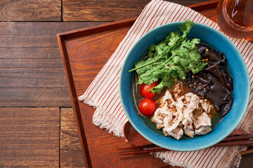 春雨の麺に豚肉とキクラゲなどをトッピングした麻辣湯